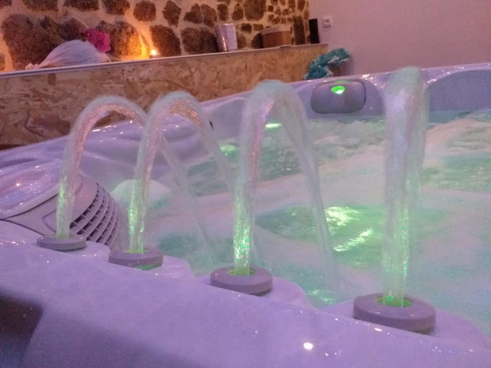 Le Ptit Spa de L'Abbaye Suite love et Spa privé Love hotel in Normandy