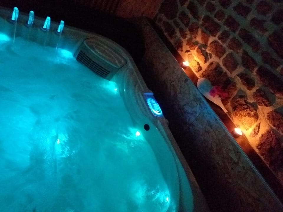 Le Ptit Spa de L'Abbaye Suite love et Spa privé Love hotel in Normandy