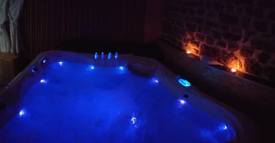 Le Ptit Spa de L'Abbaye Suite love et Spa privé Love hotel in Normandy