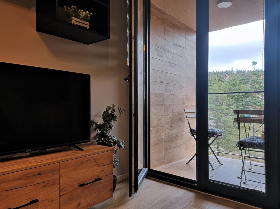 Communal lounge/ TV room, TV and multimedia, View (from property/room), View (from property/room), Balcony/Terrace, Balcony/Terrace, Seating area, Evening entertainment, Garden view, Garden view, Mountain view, Mountain view, locker, locker