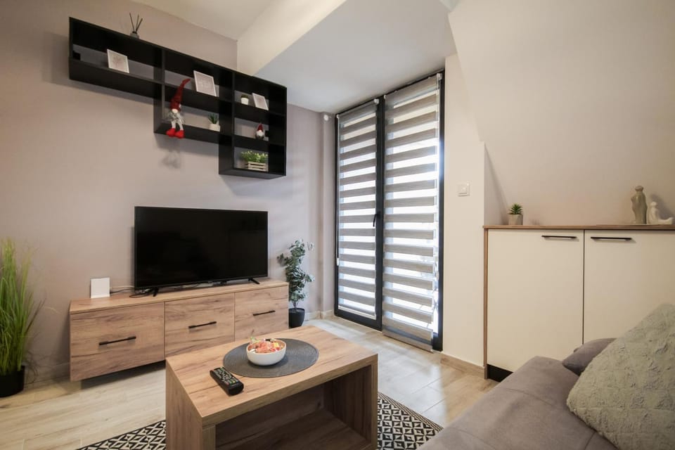 Communal lounge/ TV room, Bed, TV and multimedia, Balcony/Terrace, Balcony/Terrace, Living room, Seating area, Evening entertainment, Garden view, Mountain view, locker, locker