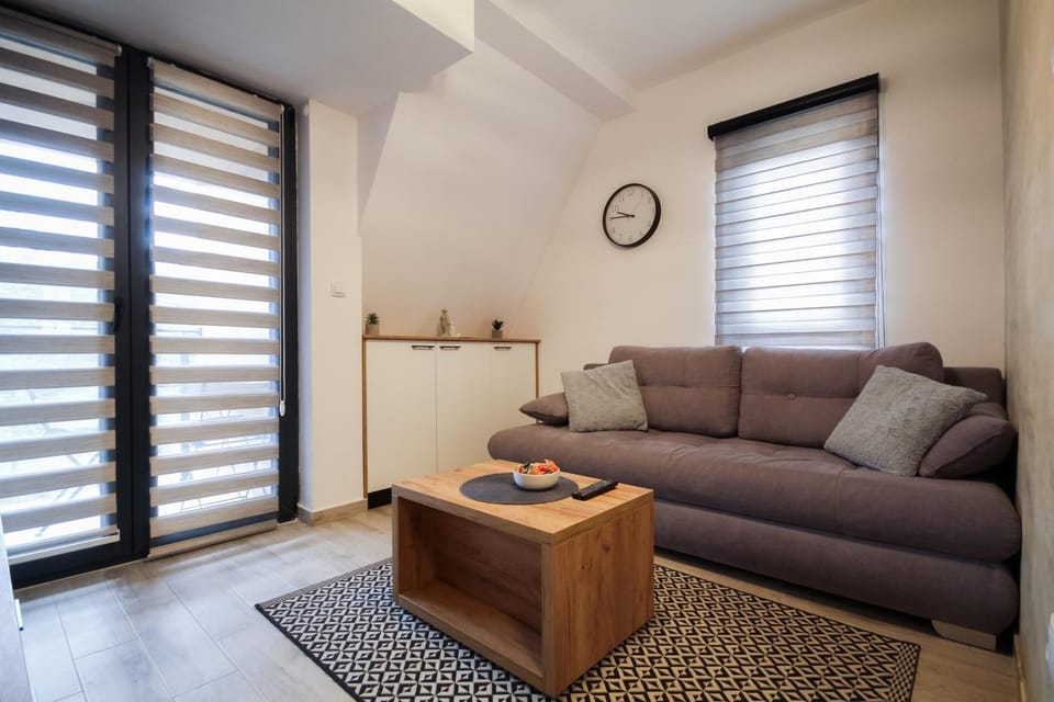 Communal lounge/ TV room, Bed, TV and multimedia, View (from property/room), Balcony/Terrace, Balcony/Terrace, Living room, Seating area, Evening entertainment, Garden view, Garden view, Mountain view, Mountain view, locker, locker