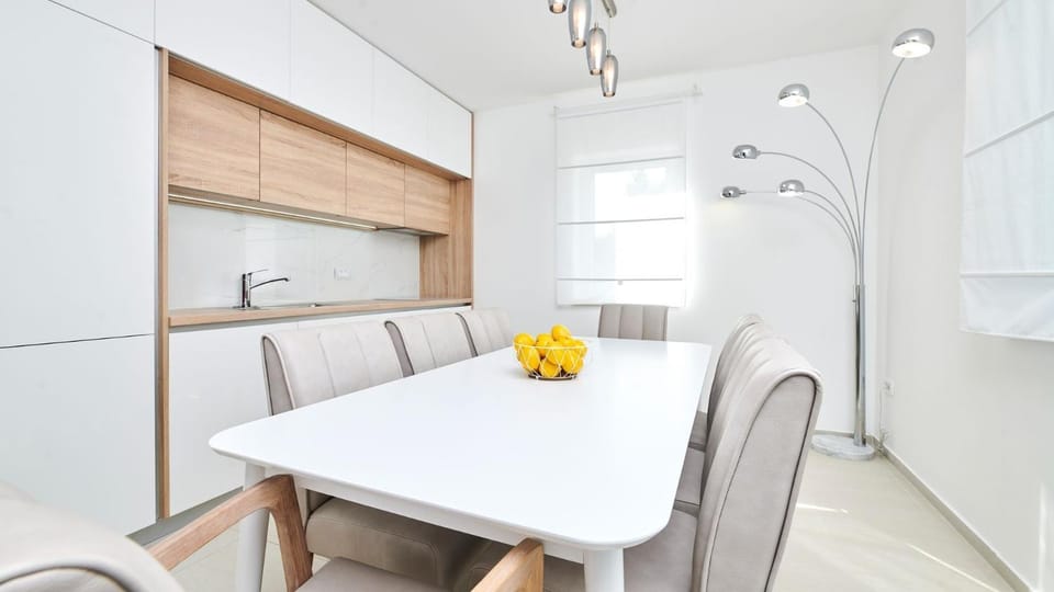 Kitchen or kitchenette, Seating area, Dining area