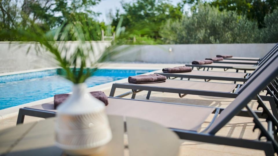 Property building, Garden, Seating area, Swimming pool