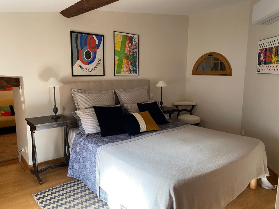 Bed, Photo of the whole room, Bedroom, air conditioner