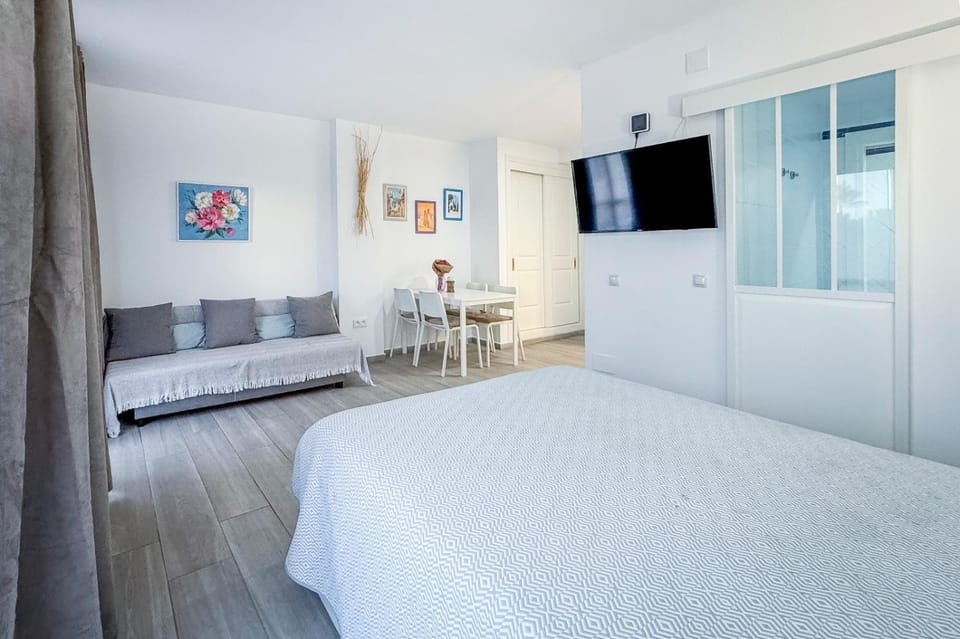 Shower, Garden, TV and multimedia, Dining area, Sea view, Street view, Swimming pool, Location, Quiet street view, bidet, furniture, pet friendly, pet friendly