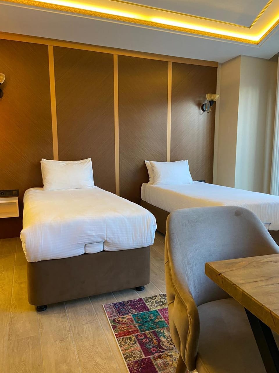 Bed, Living room, Photo of the whole room, Seating area, Bedroom