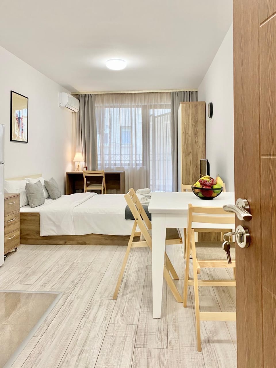 Bed, Photo of the whole room, Dining area