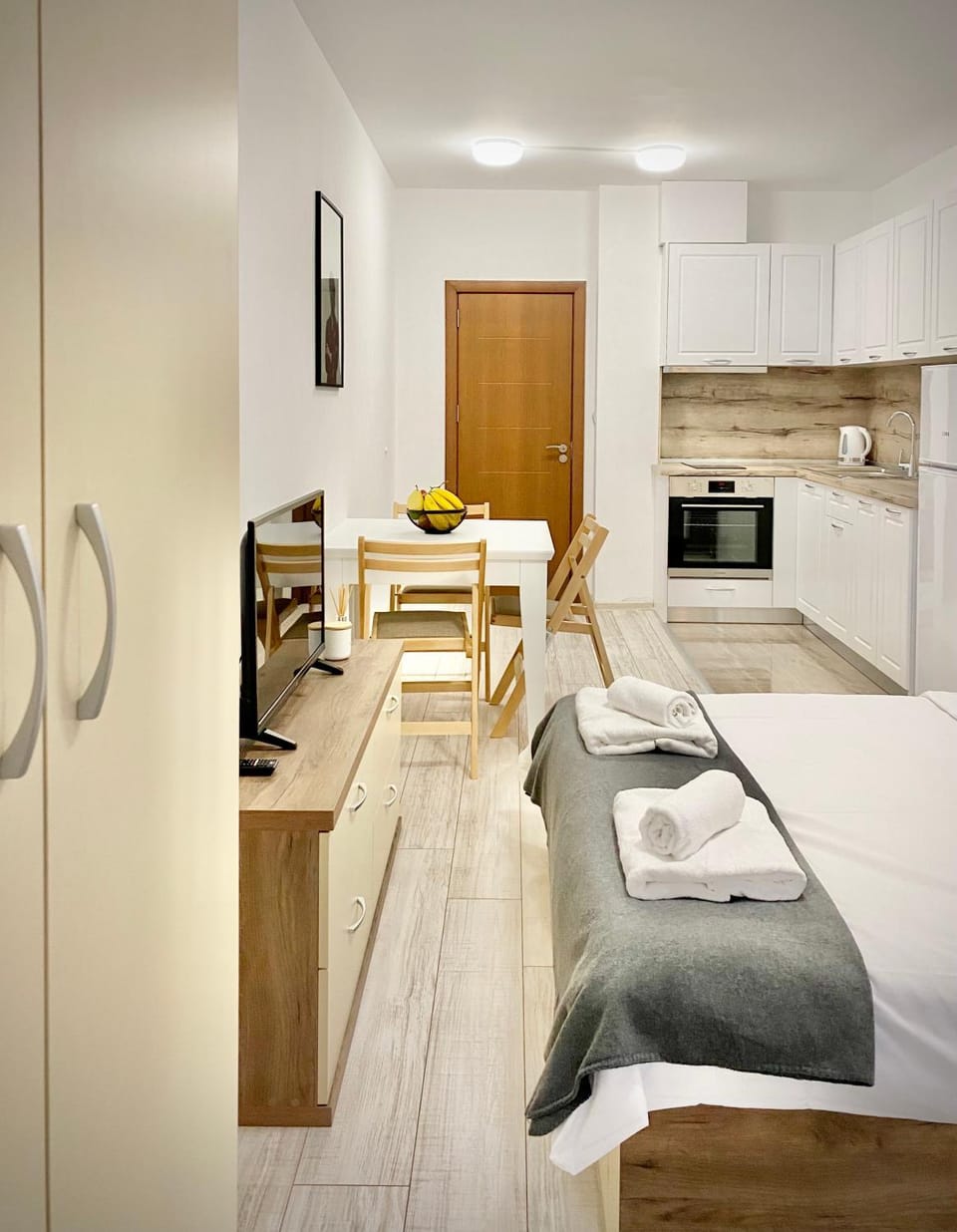 Bed, TV and multimedia, Kitchen or kitchenette, Dining area