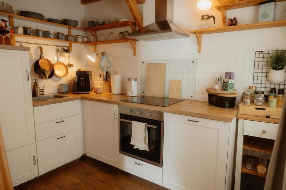 Coffee/tea facilities, Kitchen or kitchenette, dishwasher, stove, toaster