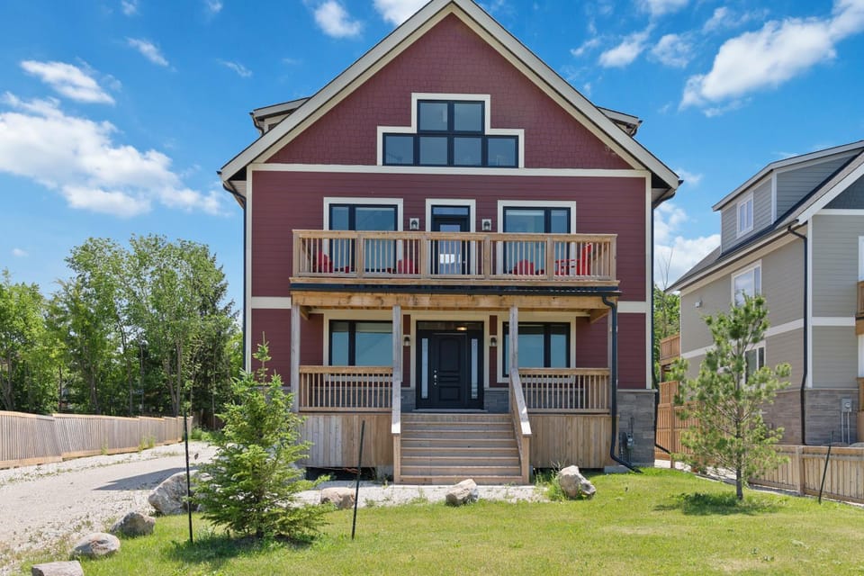 Starlight Mountain House w Private Hot Tub, by Property Valet Chalet in Grey Highlands