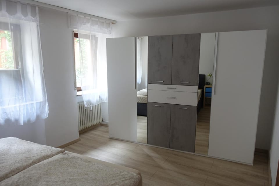 Photo of the whole room, Bedroom, wardrobe
