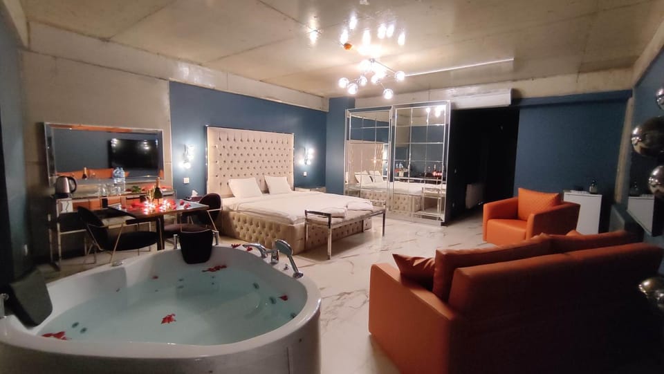 Nightclub / DJ, Bedroom
