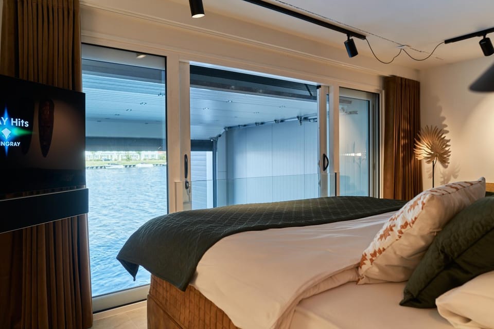 Communal lounge/ TV room, Bed, Bedroom, Lake view