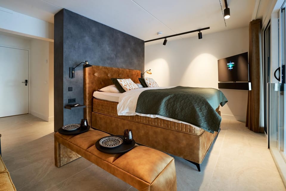 Bed, Photo of the whole room, Seating area, Bedroom