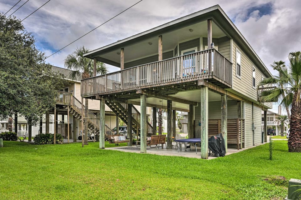 < 1 Mi to Beach: ‘Salty Dog’ House in Galveston! House in Hitchcock