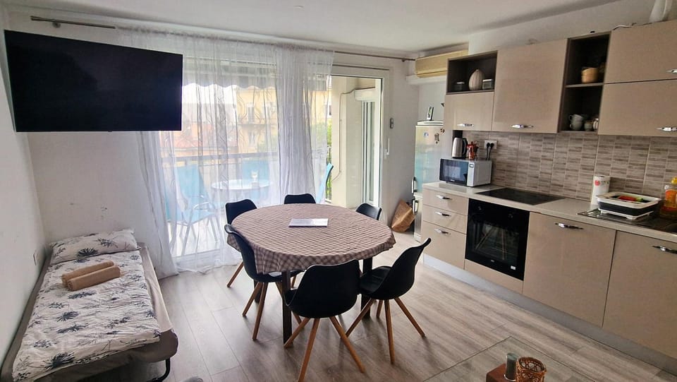 TV and multimedia, Kitchen or kitchenette, Living room, Seating area, Dining area