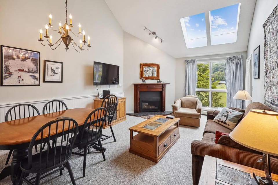 Pico F305 House in Mendon