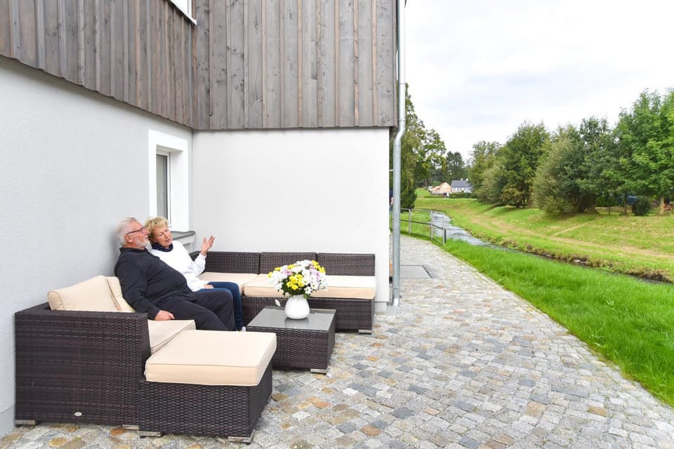Property building, Balcony/Terrace, Seating area, Garden view