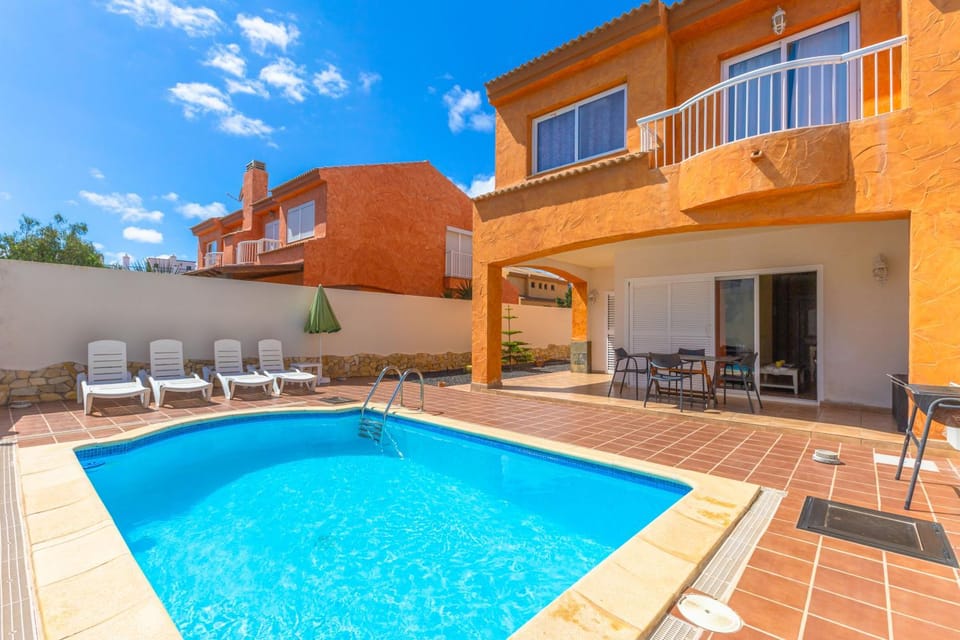 Swimming pool, sunbed