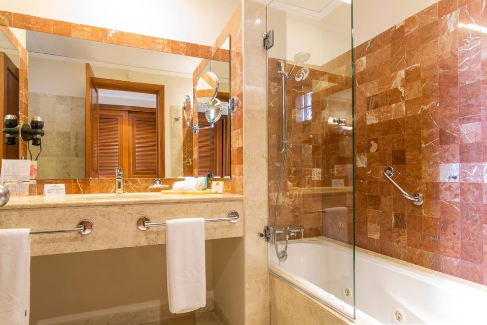 Toilet, Hot Tub, Bathroom