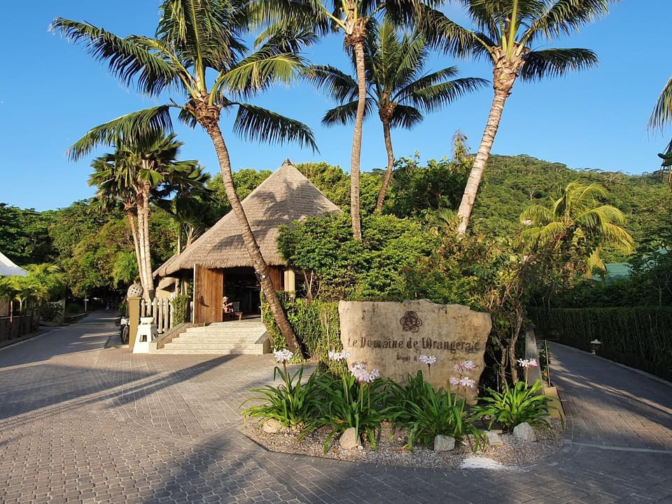 Property building, Facade/entrance, Lobby or reception, Street view