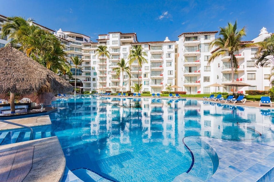 Property building, Garden view, Pool view, Swimming pool, Family
