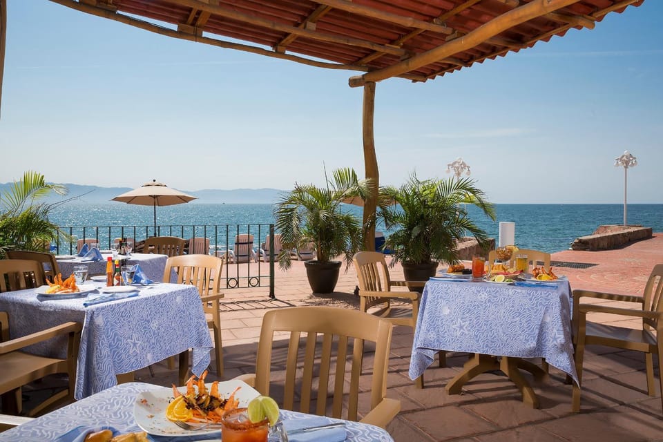 Restaurant/places to eat, Food close-up, Sea view, Alcoholic drinks, Non alcoholic drinks, Family