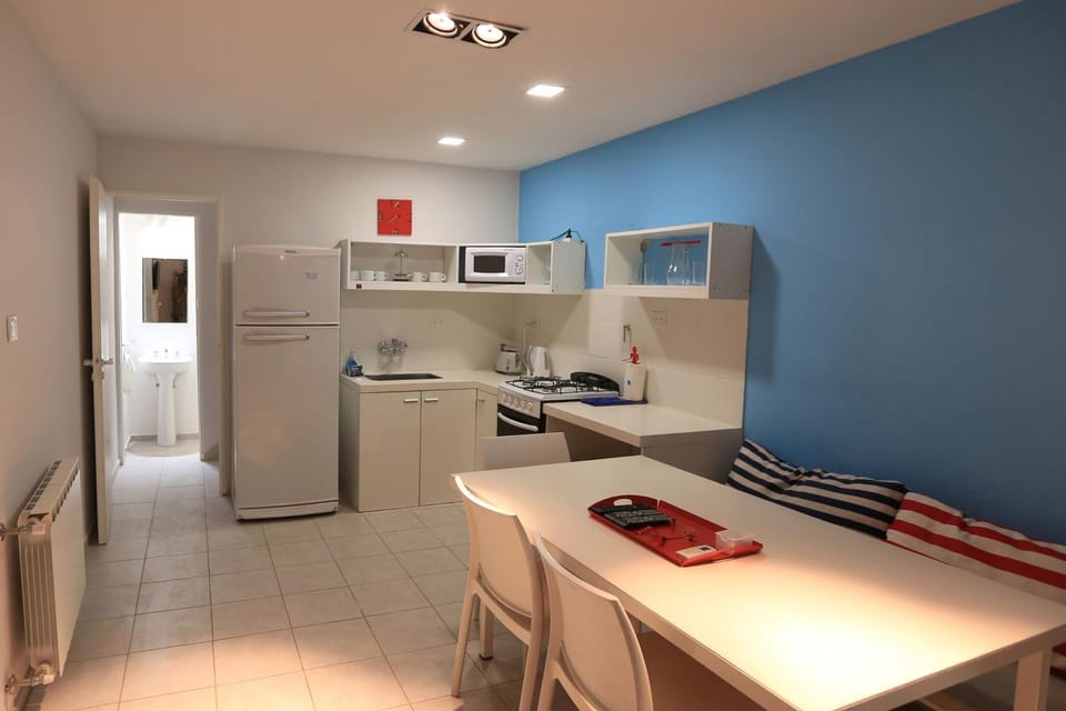 Kitchen or kitchenette, Dining area, minibar