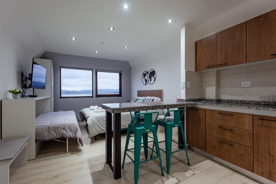 Bed, TV and multimedia, Kitchen or kitchenette, Living room, Photo of the whole room, Seating area, Dining area, Bedroom, City view, Mountain view