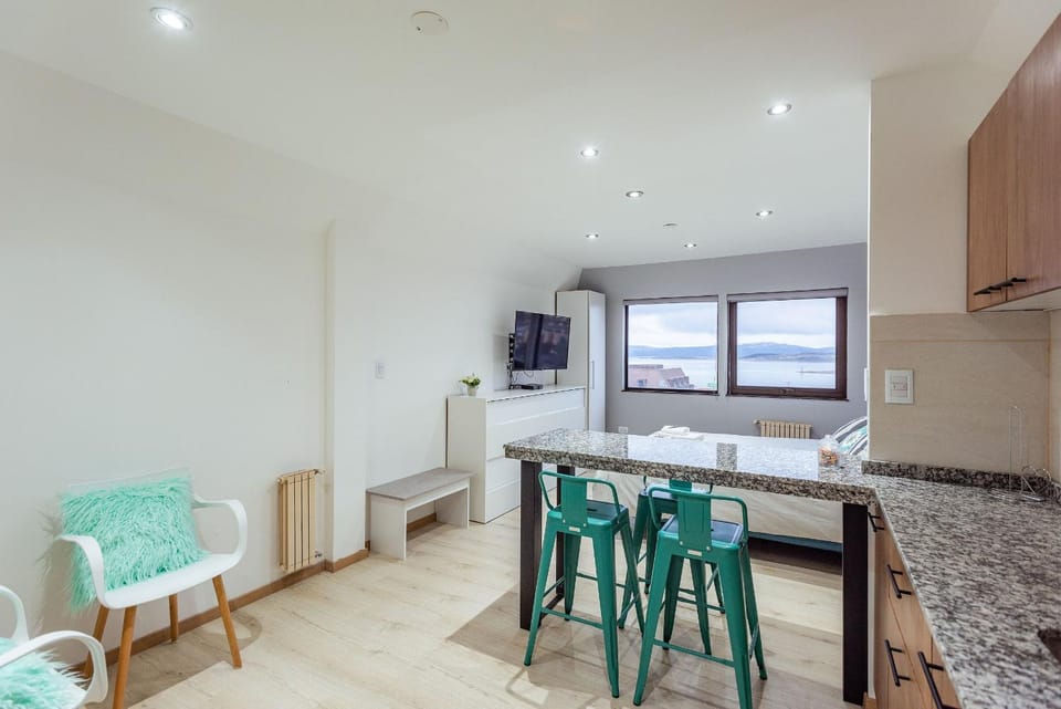 TV and multimedia, Kitchen or kitchenette, Living room, Seating area, Dining area, City view, Mountain view
