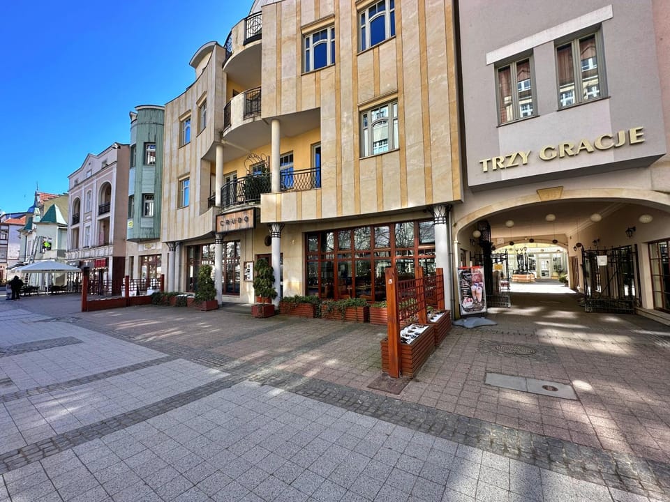 Property building, Restaurant/places to eat, Day, Neighbourhood, Street view, Location