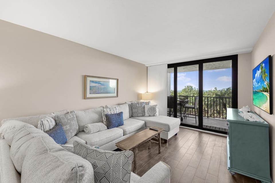 Rare walkout condo on beach with pool, spa and tennis House in Marco Island