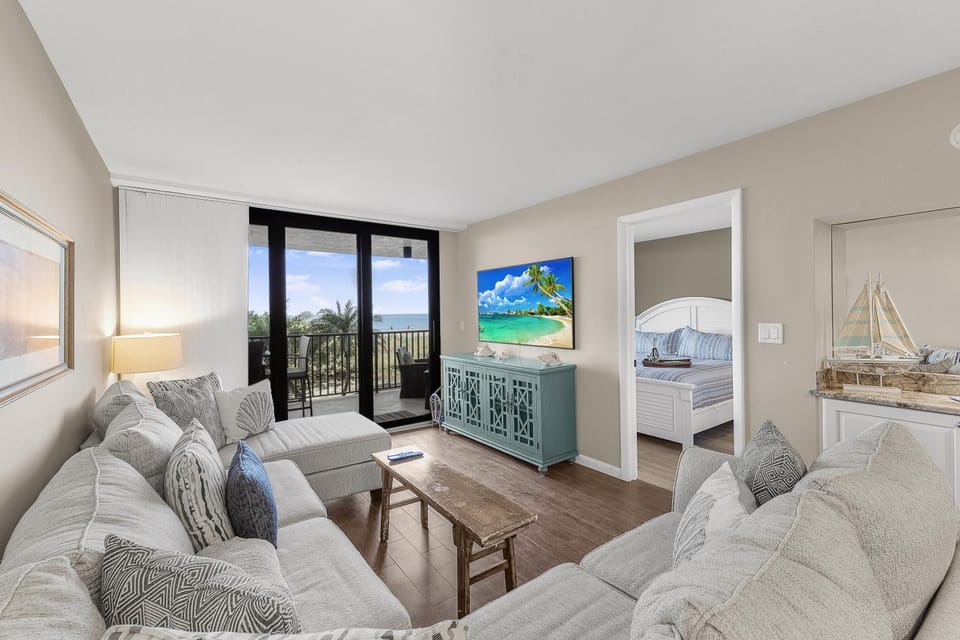 Rare walkout condo on beach with pool, spa and tennis House in Marco Island