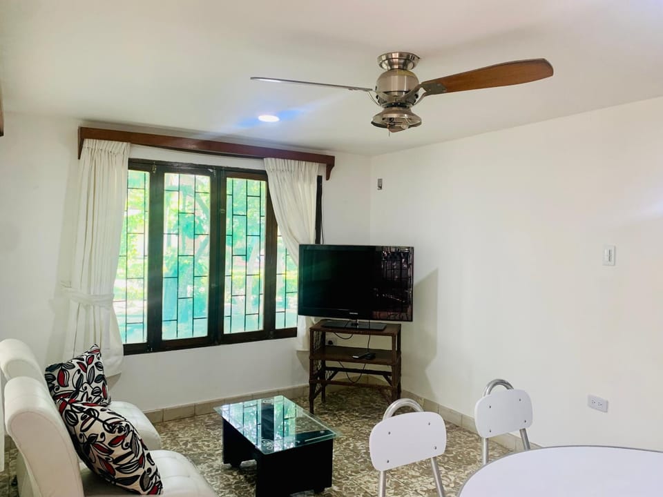 Communal lounge/ TV room, TV and multimedia, Living room, Seating area, Dining area