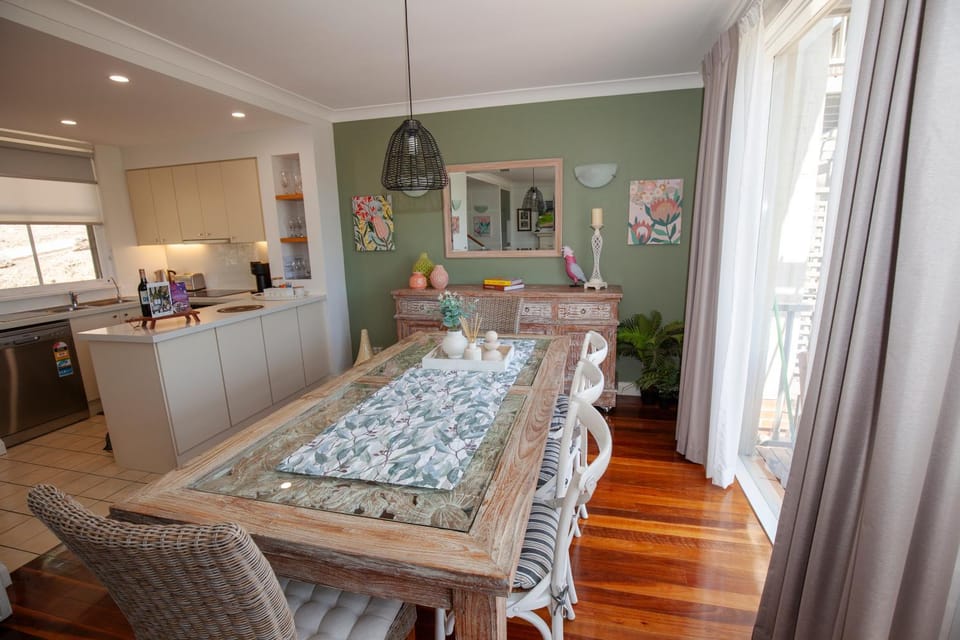 Dining area, kitchen