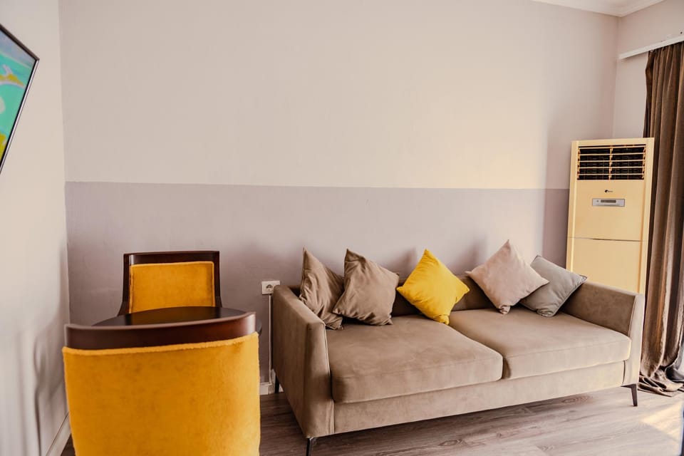 TV and multimedia, Living room, Seating area, air conditioner