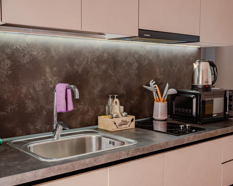 Coffee/tea facilities, Kitchen or kitchenette, stove