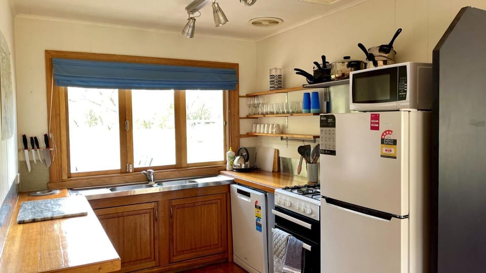 Kitchen or kitchenette, pet friendly, stove