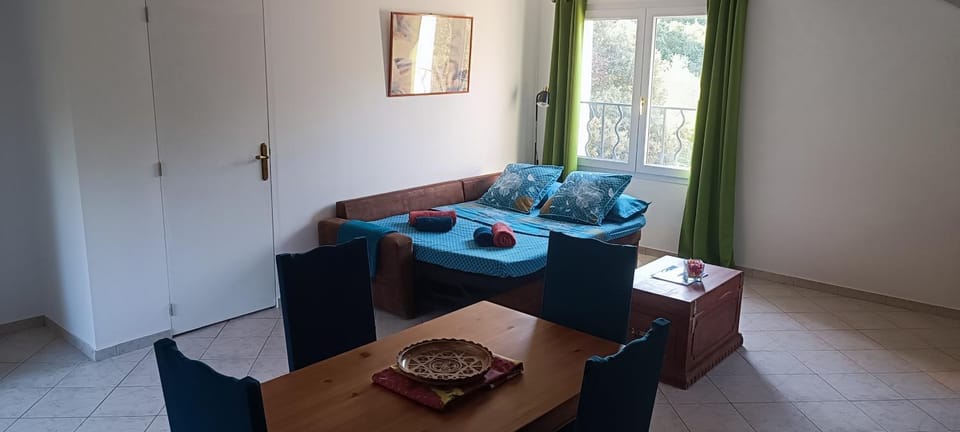 Bed, Living room