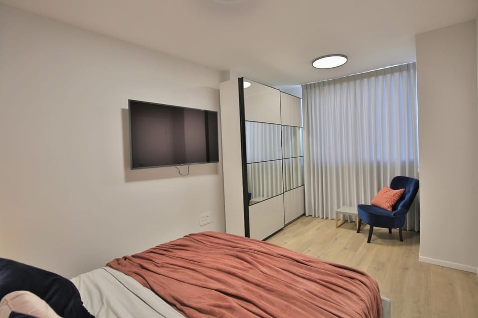 Bed, TV and multimedia, Bedroom, wardrobe