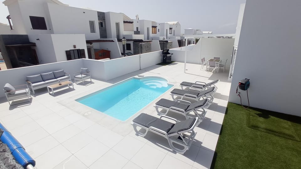 VILLA TRAFALGAR, magnífica casa en la costa ideal para familias que buscan tranquilidad Villa in Playa Blanca