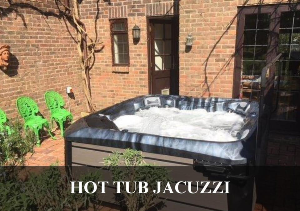 The Fortis House, Bournemouth, with Swimming Pool and Hot Tub Jacuzzi Villa in Bournemouth