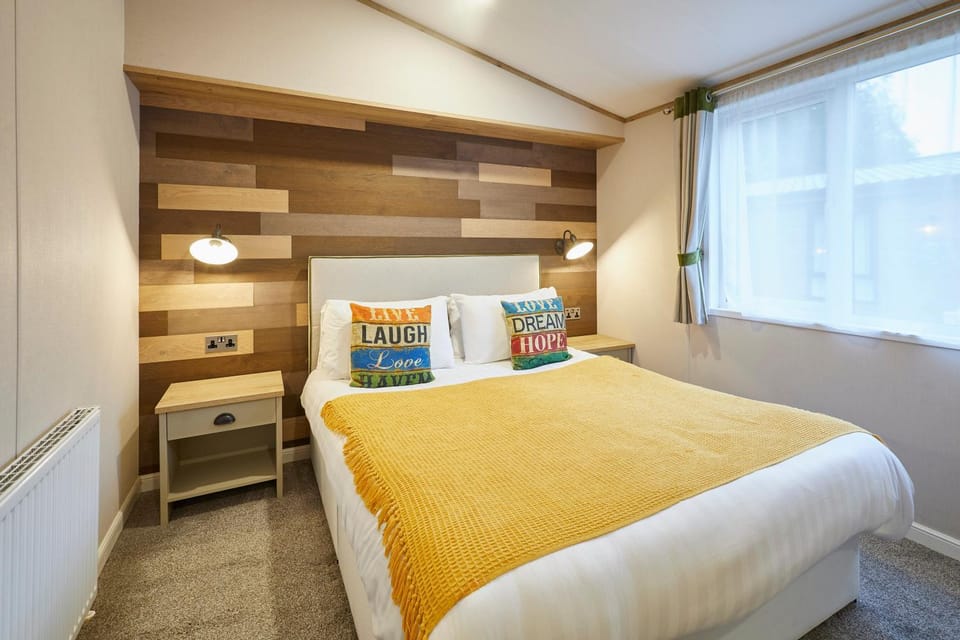 Foxglove Lodge with Hot Tub Chalet in England