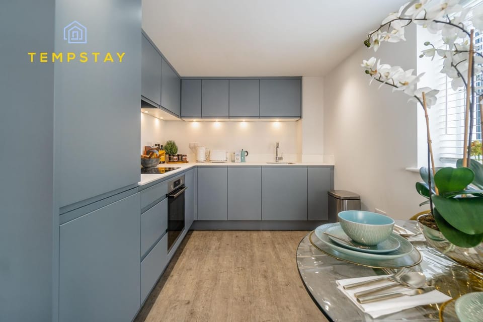 HIGH SPEC MODERN APARTMENT PRIME LOCATION! PARKING - By Tempstay Apartment in Reading