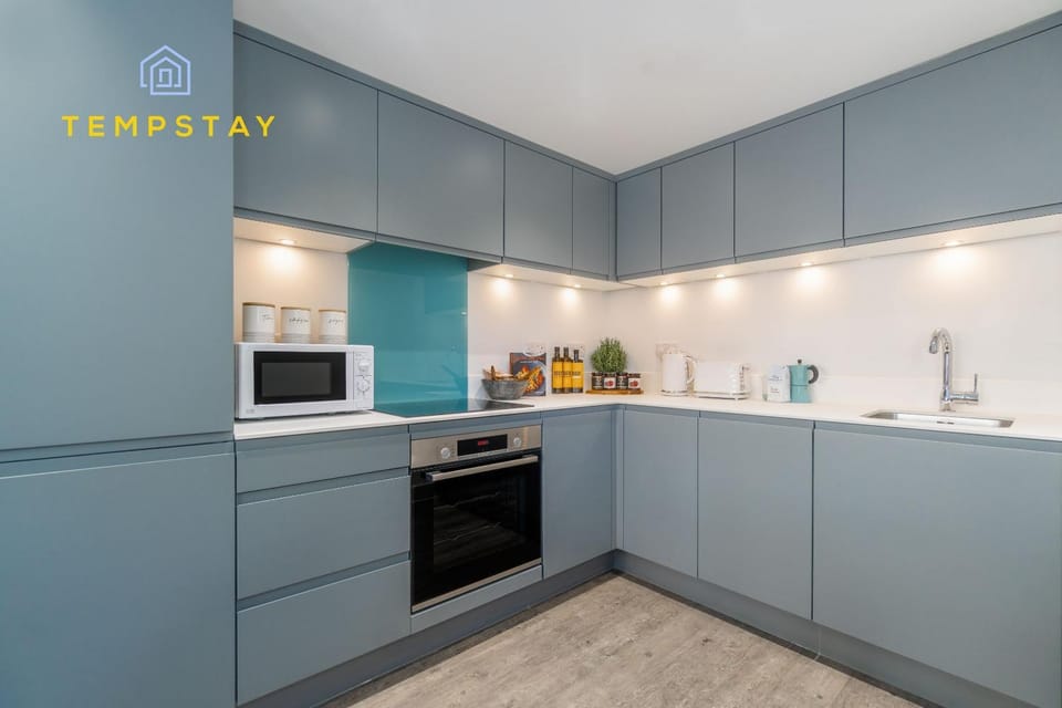 HIGH SPEC MODERN APARTMENT PRIME LOCATION! PARKING - By Tempstay Apartment in Reading
