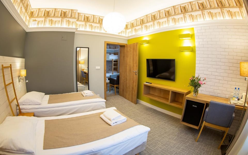Bed, TV and multimedia, Photo of the whole room, Bedroom, towels