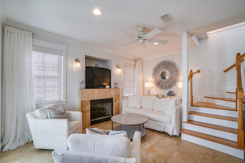 TV and multimedia, Living room, Decorative detail, Seating area, fireplace, flat iron, locker