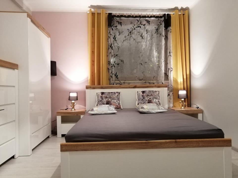 Bed, Garden, Balcony/Terrace, Other, Photo of the whole room, Bedroom, Garden view, children, group of guests, furniture, locker, towels