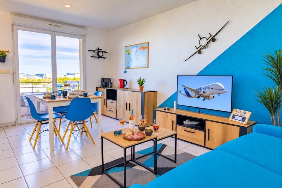 Communal lounge/ TV room, TV and multimedia, Living room, Seating area, Dining area